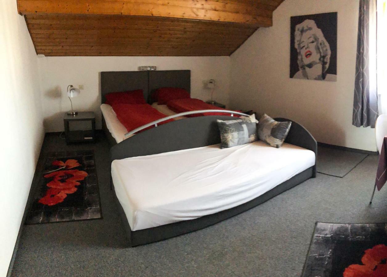 Dreibettzimmer mit Bad